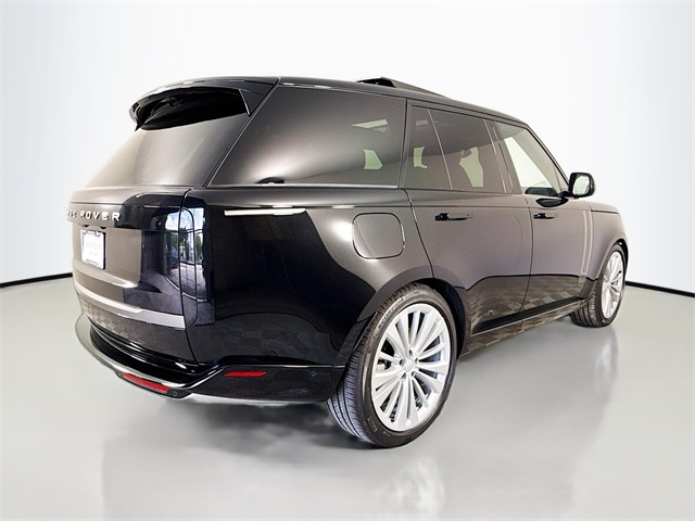2025 Land Rover Range Rover SE photo 3