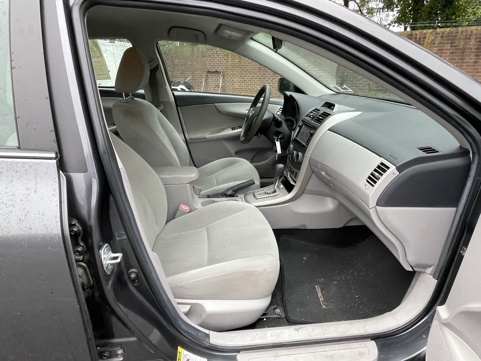 2013 Toyota Corolla LE photo 10