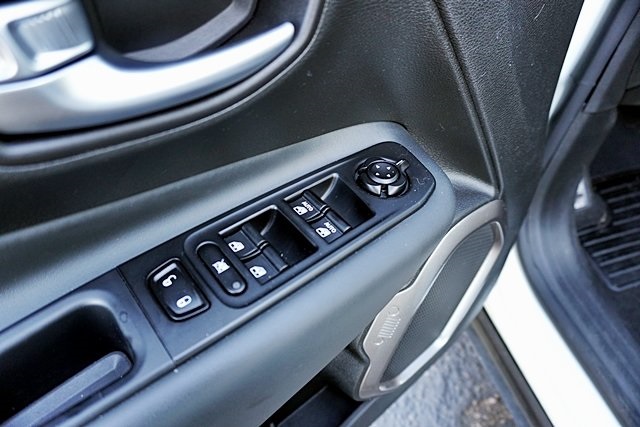 Used 2022 White Jeep Latitude image 23