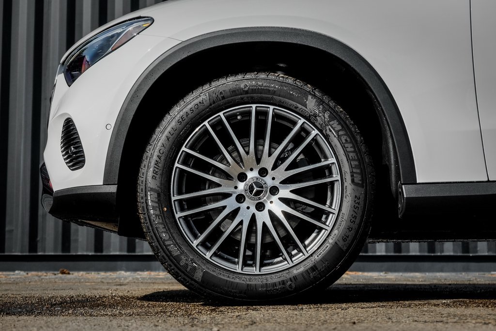 2026 Mercedes Benz GLC 300 4MATIC photo 4