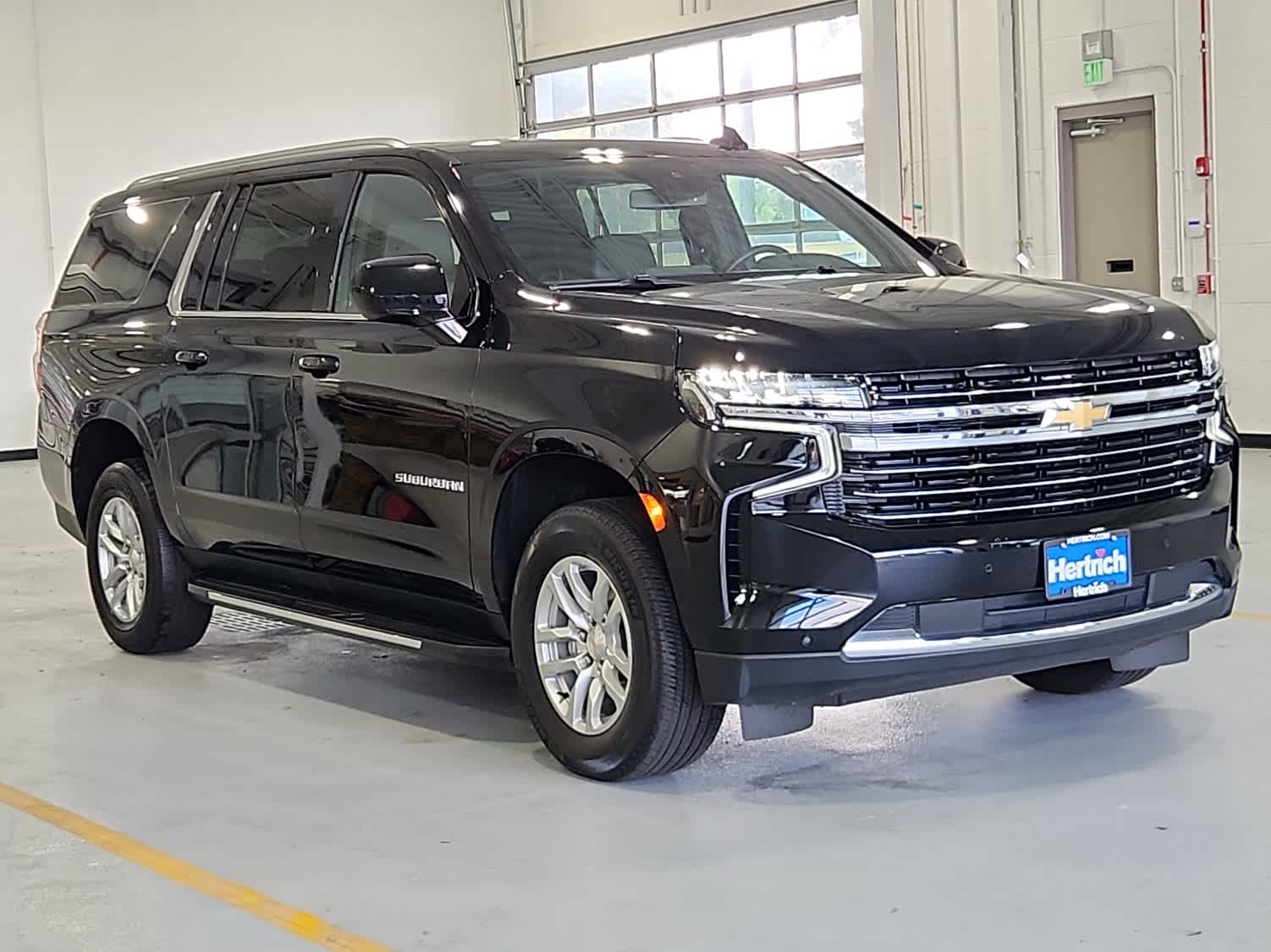 2024 Chevrolet Suburban LT photo 2
