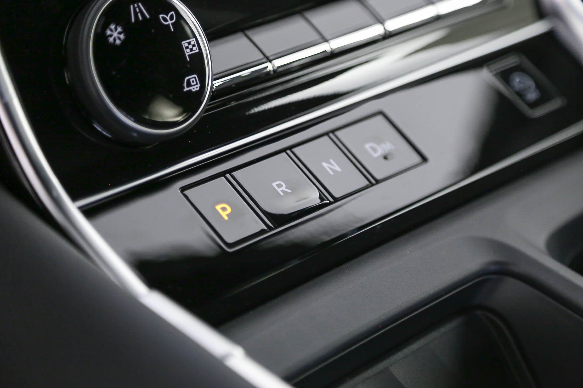 2025 Nissan Armada SL photo 2