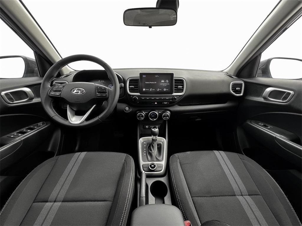 2025 Hyundai Venue SEL photo 6