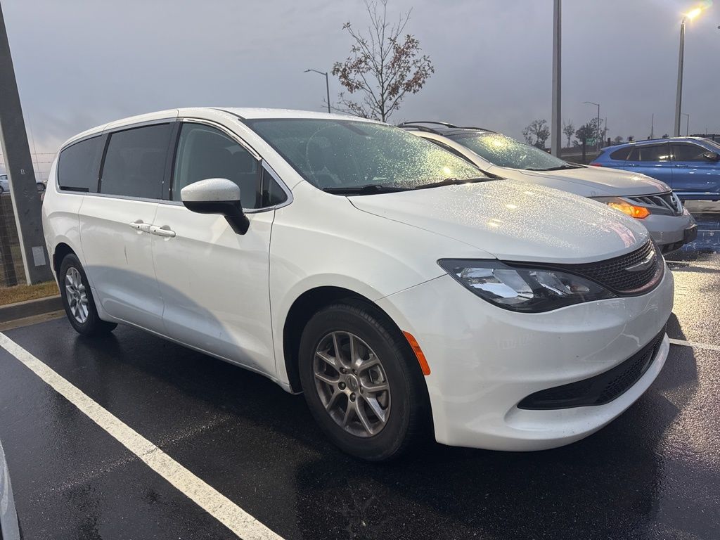Pre-Owned 2022 Chrysler Voyager LX's photo