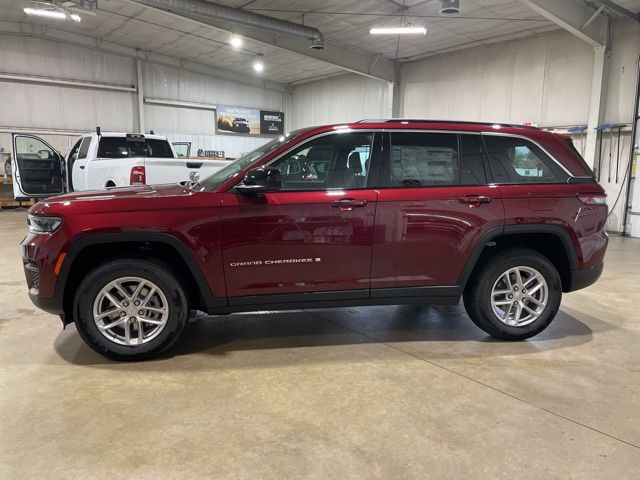 2025 Jeep Grand Cherokee Laredo Altitude photo 3
