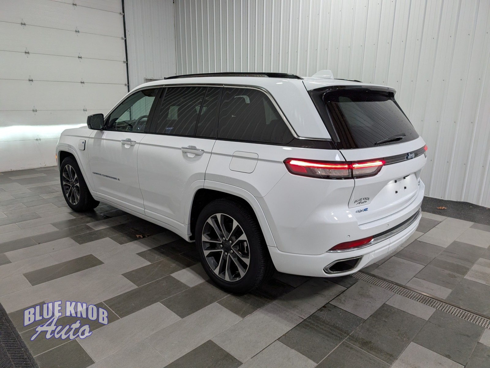 2022 Jeep Cherokee Overland 4xe photo 2