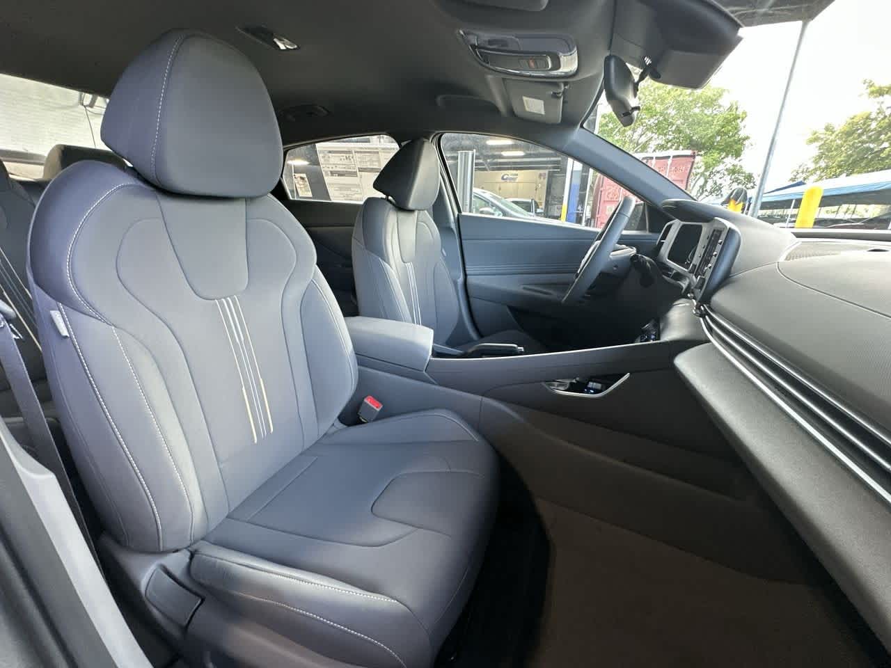 2025 Hyundai Elantra SEL Sport photo 21