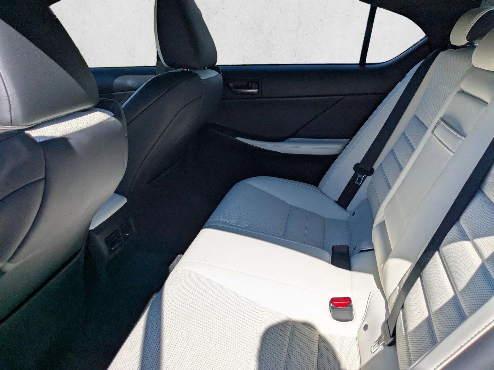 2022 Lexus IS 350 F SPORT photo 16