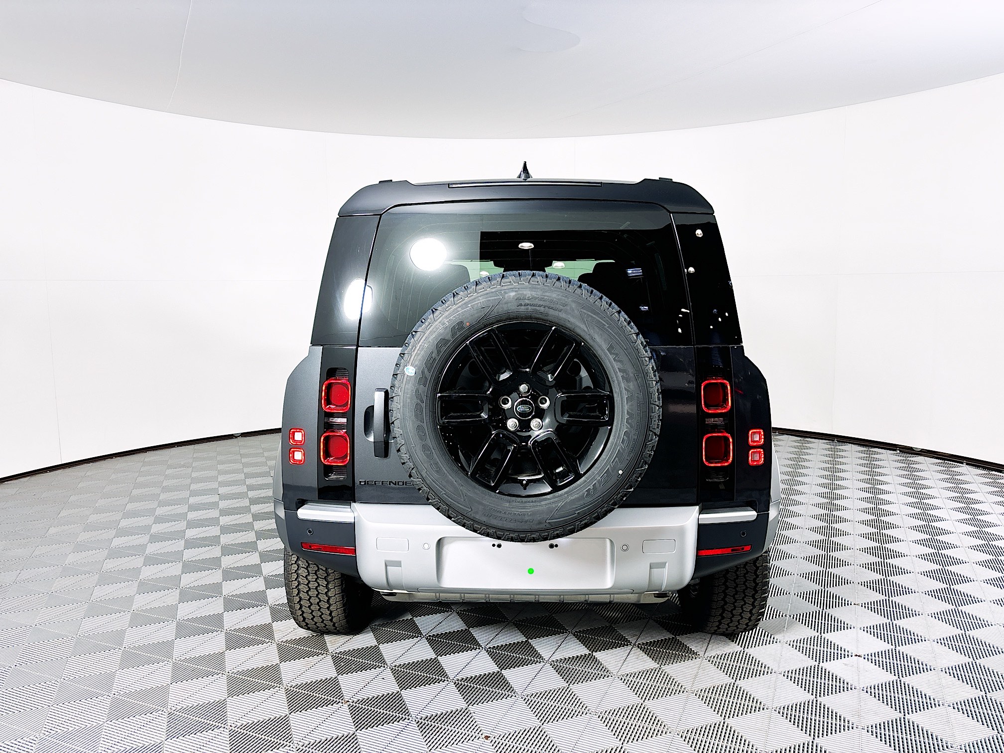 2025 Land Rover Defender 110 S photo 25