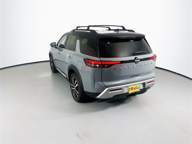 2025 Nissan Pathfinder Platinum photo 3