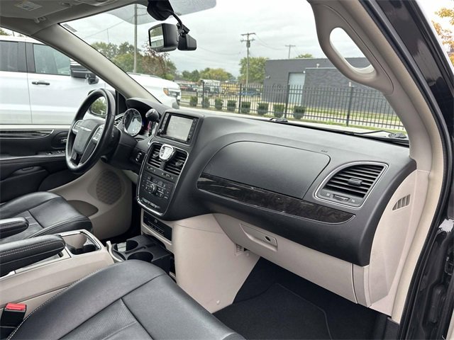2014 Chrysler Town & Country photo 16