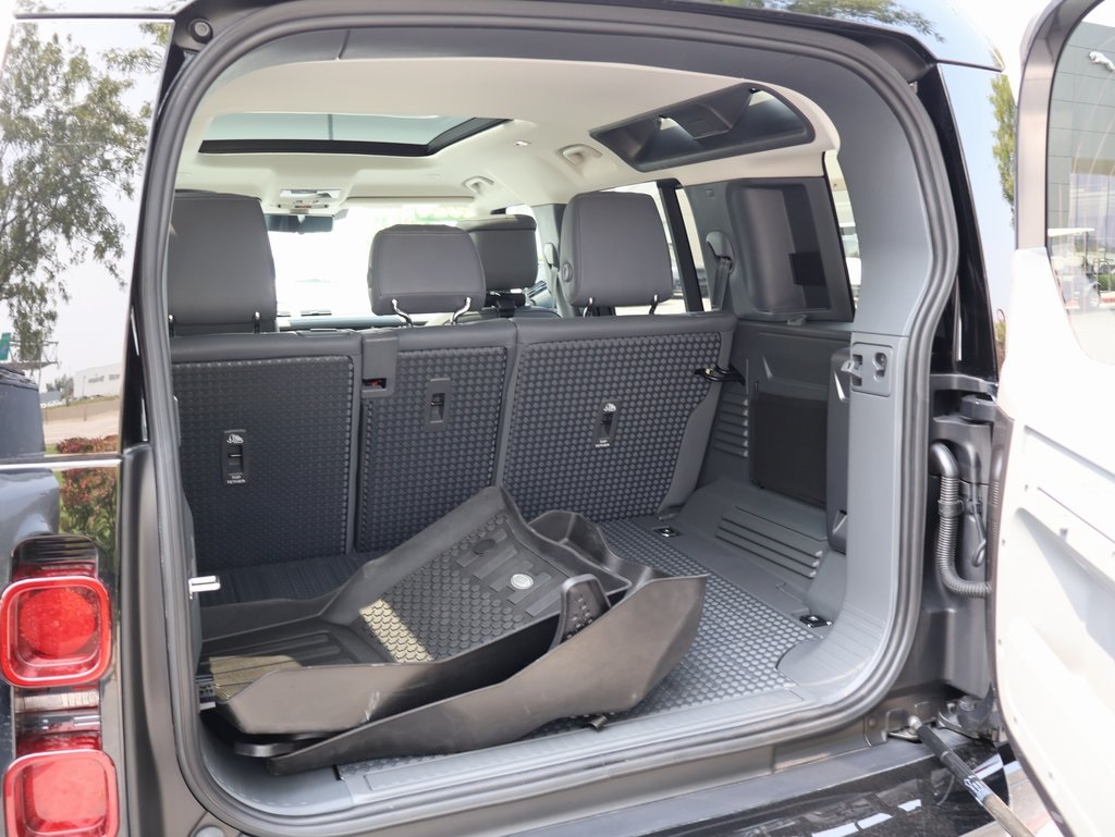 2024 Land Rover Defender 110 X-Dynamic SE photo 15