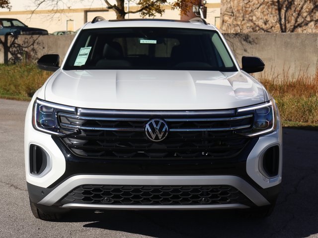 2026 Volkswagen Atlas Peak Edition SE photo 2
