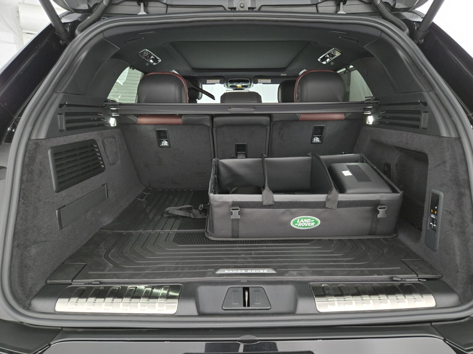 2025 Land Rover Range Rover Sport SE photo 12