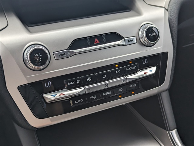 2020 Ford Explorer XLT photo 19