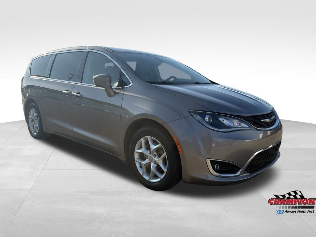 2018 Chrysler Pacifica Touring Plus photo 3