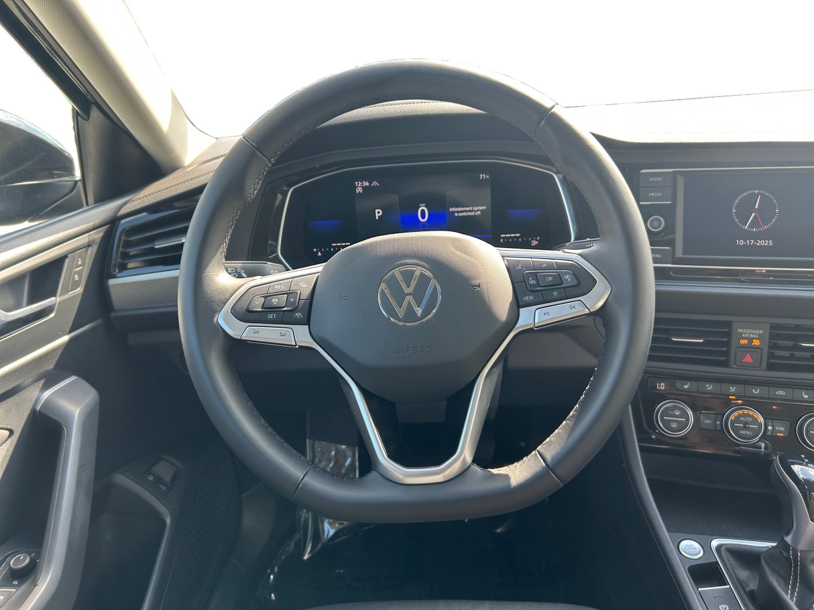 2022 Volkswagen Jetta SE photo 2
