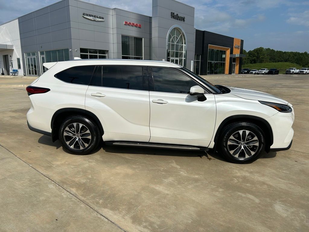 2021 Toyota Highlander XLE photo 5