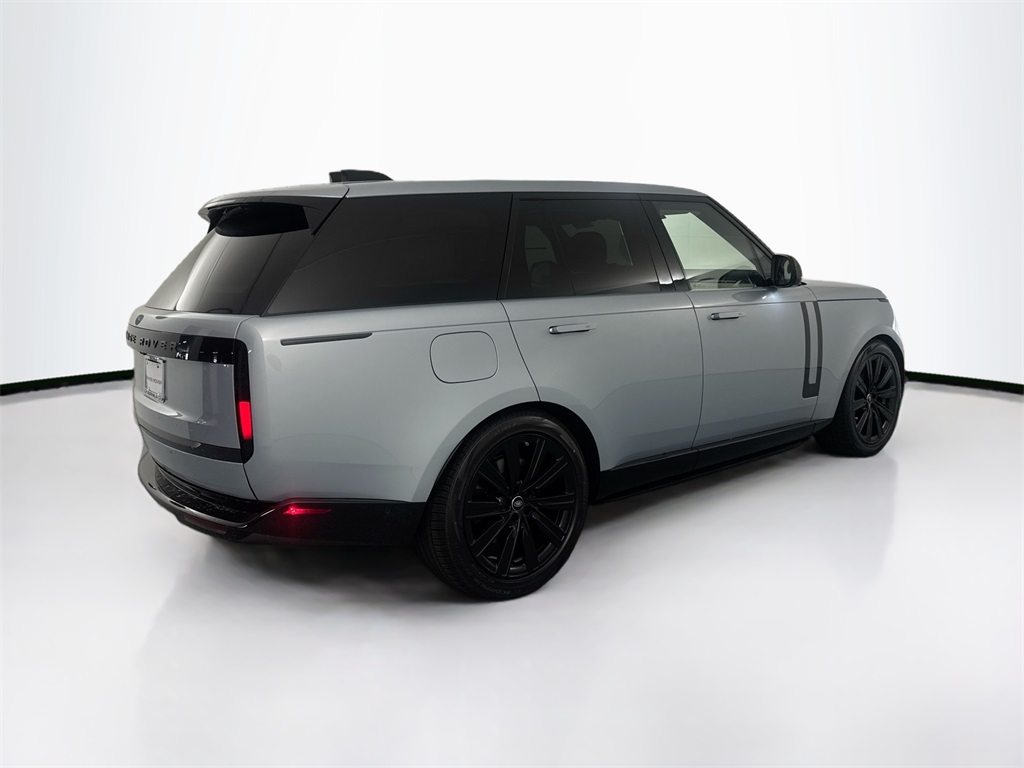 2025 Land Rover Range Rover SE photo 3