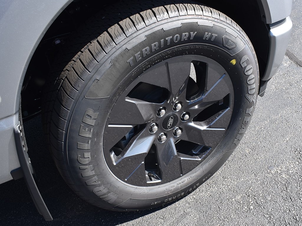 2025 Ford F-150 Lightning XLT photo 8