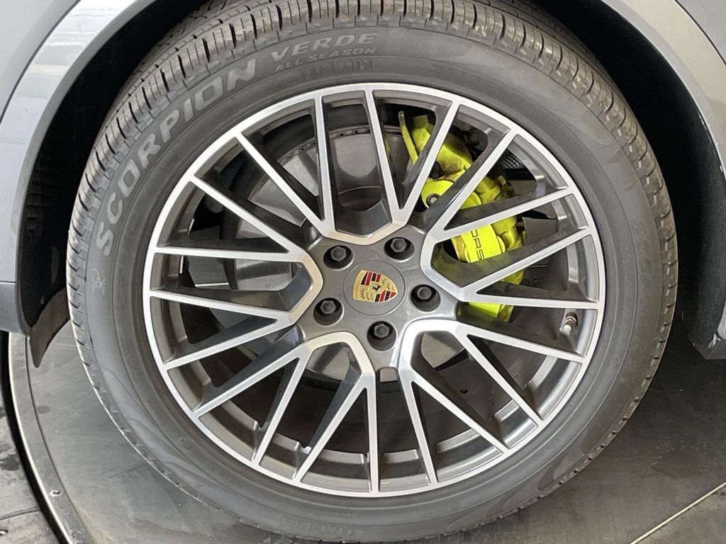 2022 Porsche Cayenne E-Hybrid Base photo 11