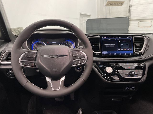 2025 Chrysler Pacifica photo 4