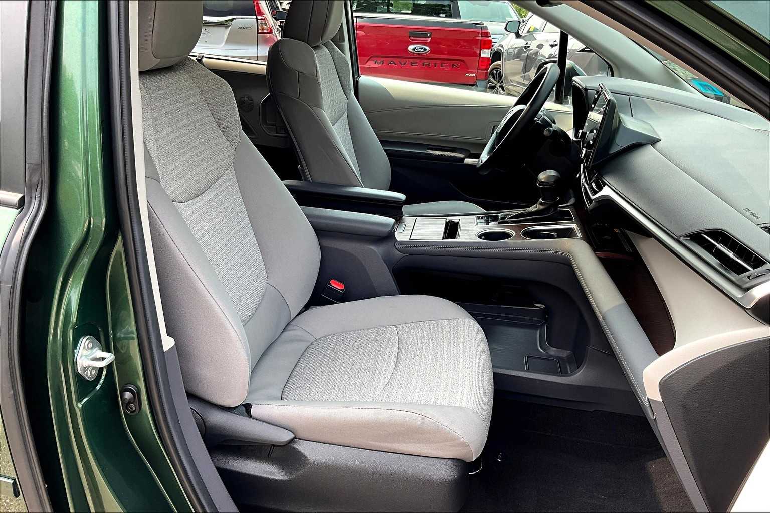 2024 Toyota Sienna LE photo 7