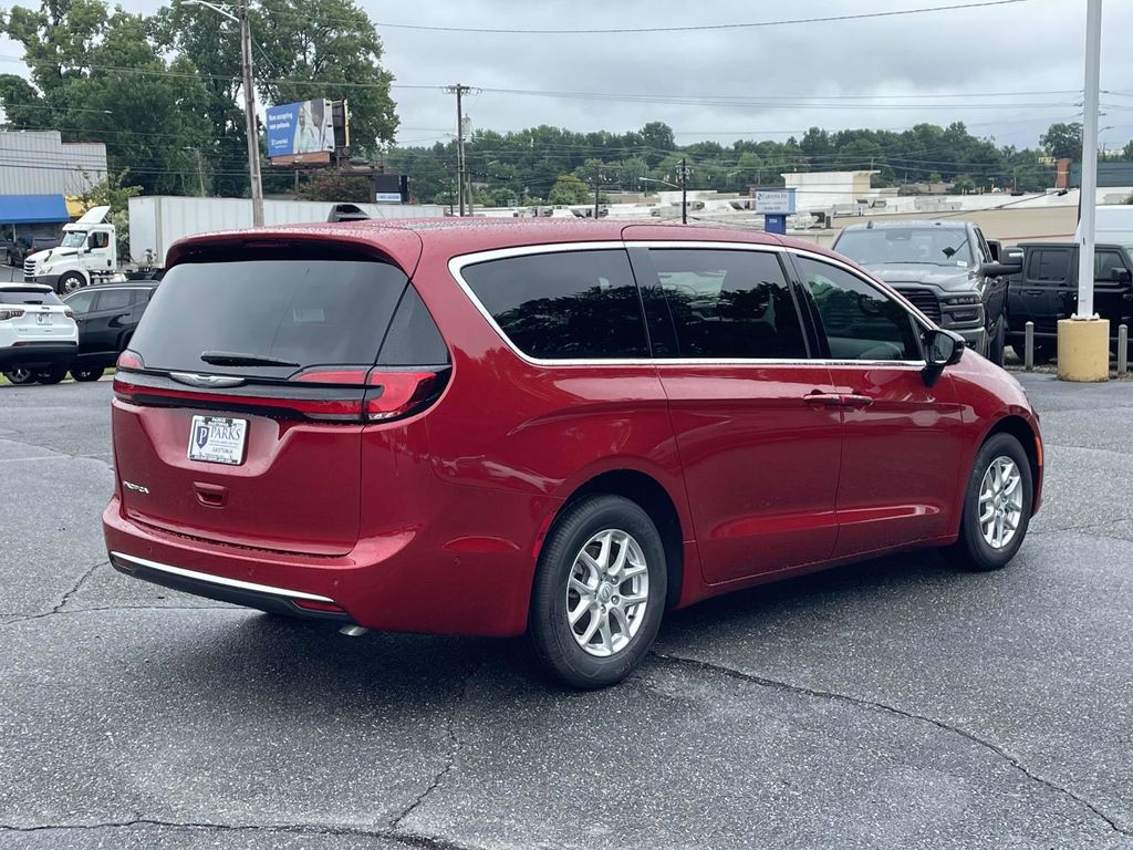 2025 Chrysler Pacifica photo 6