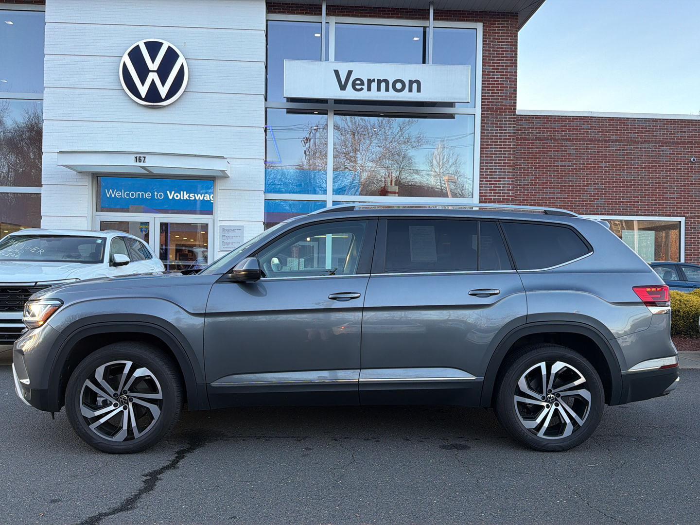 2022 Volkswagen Atlas SEL photo 2