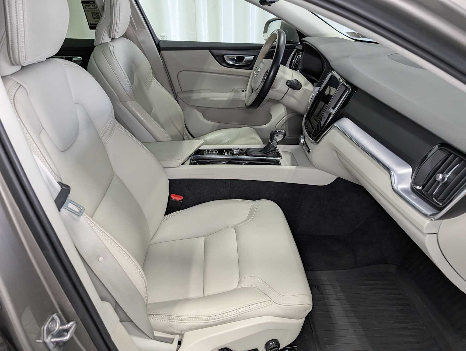 2020 Volvo V60 Cross Country photo 37