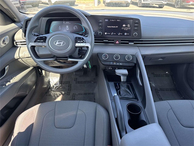 2025 Hyundai Elantra SE photo 17