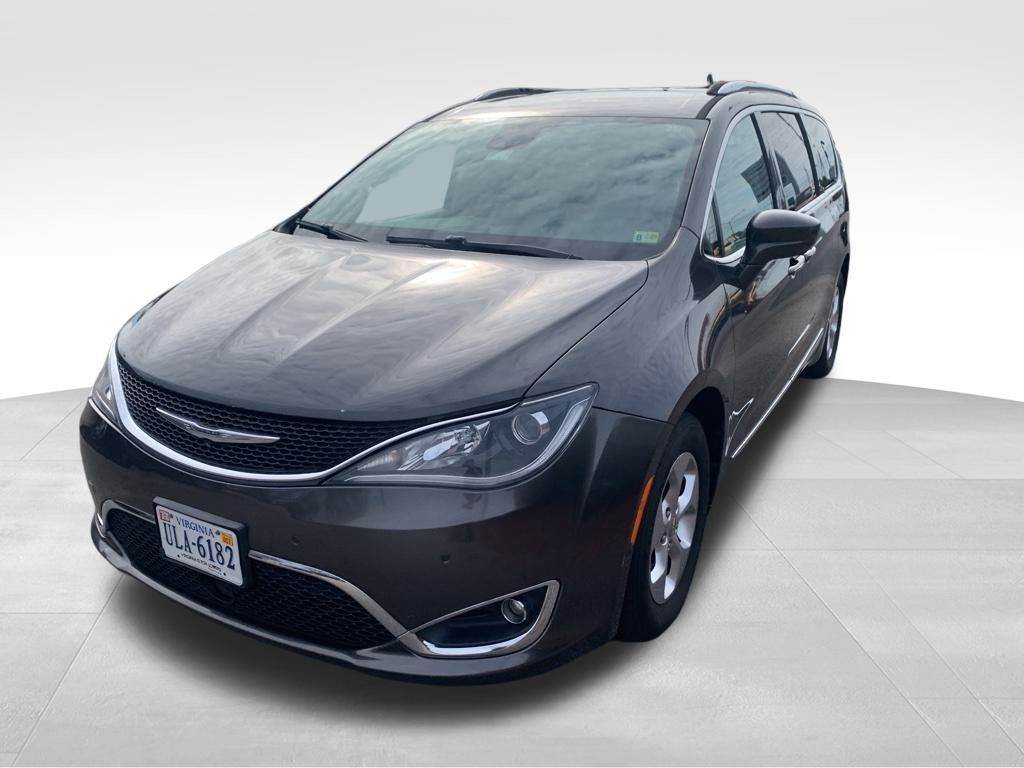 2017 Chrysler Pacifica Touring Plus photo 3
