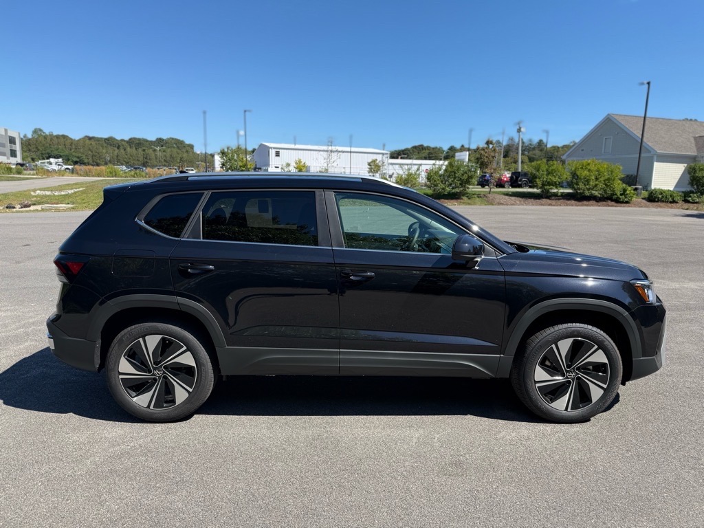 2025 Volkswagen Taos SE photo 8