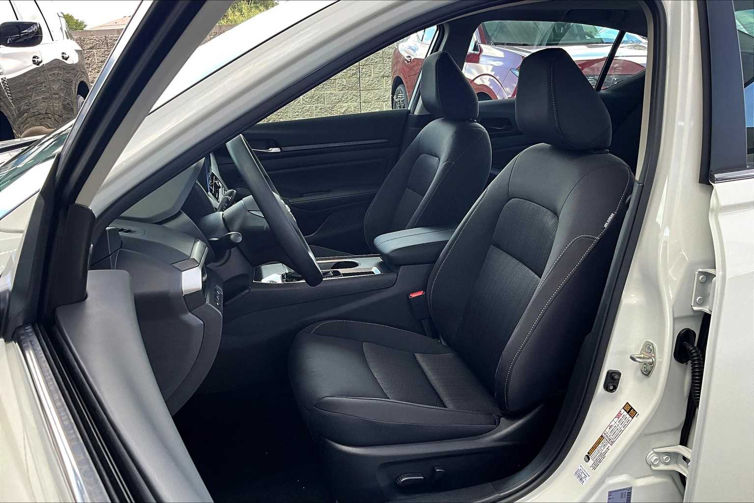 2025 Nissan Altima SV photo 14