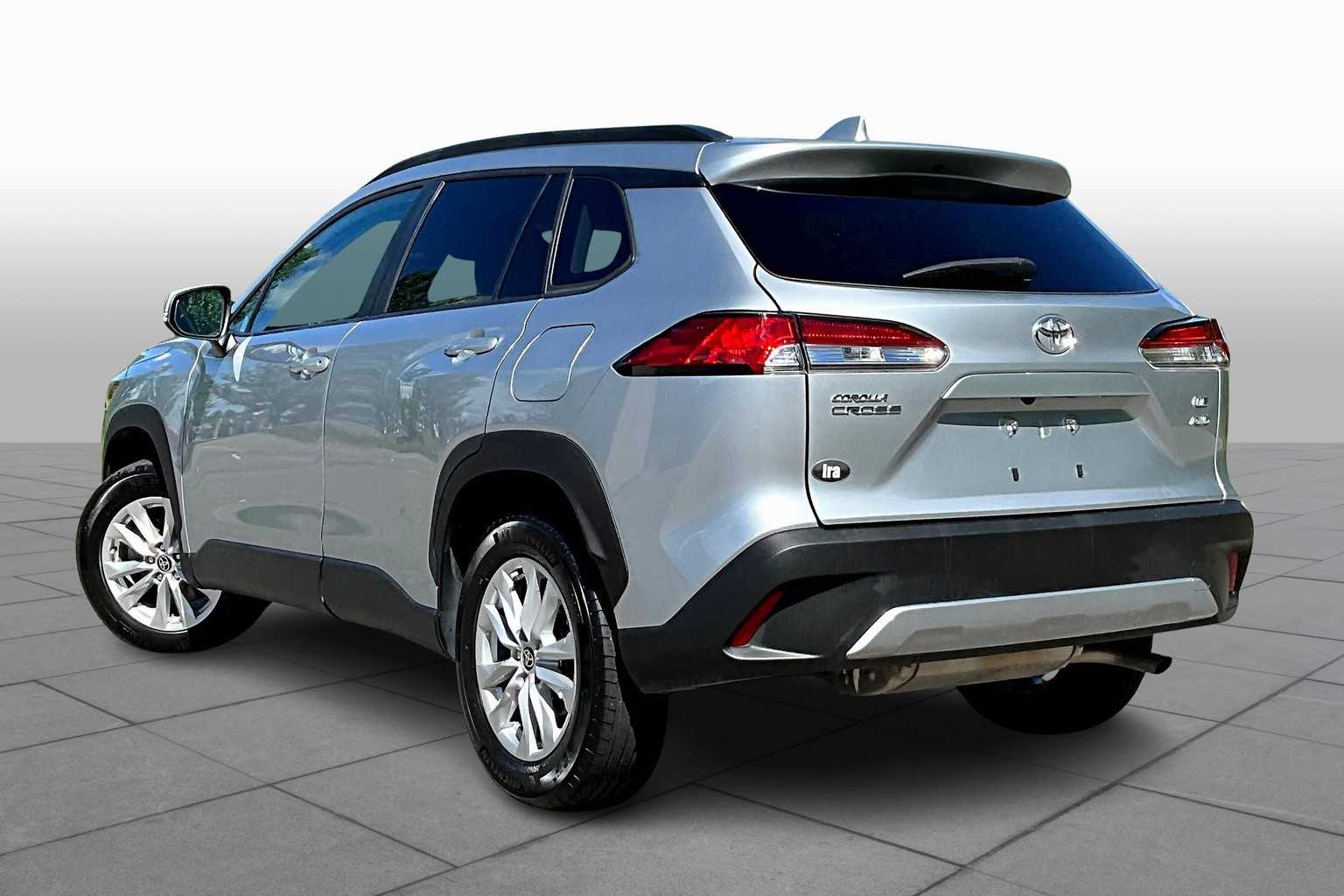 2022 Toyota Corolla Cross LE photo 10