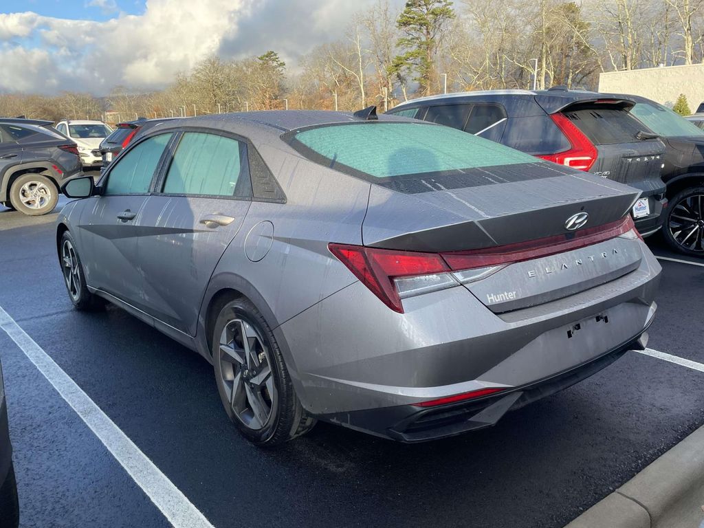 2023 Hyundai Elantra SEL photo 3