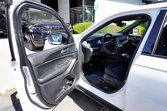 New 2024 Bright White Clear-Coat Exterior Paint Jeep Laredo image 41