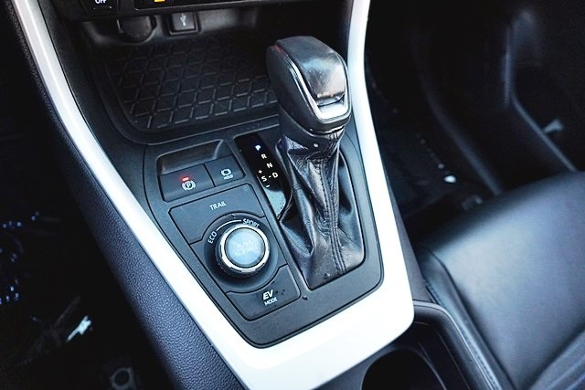 Used 2020  Toyota XSE image 29