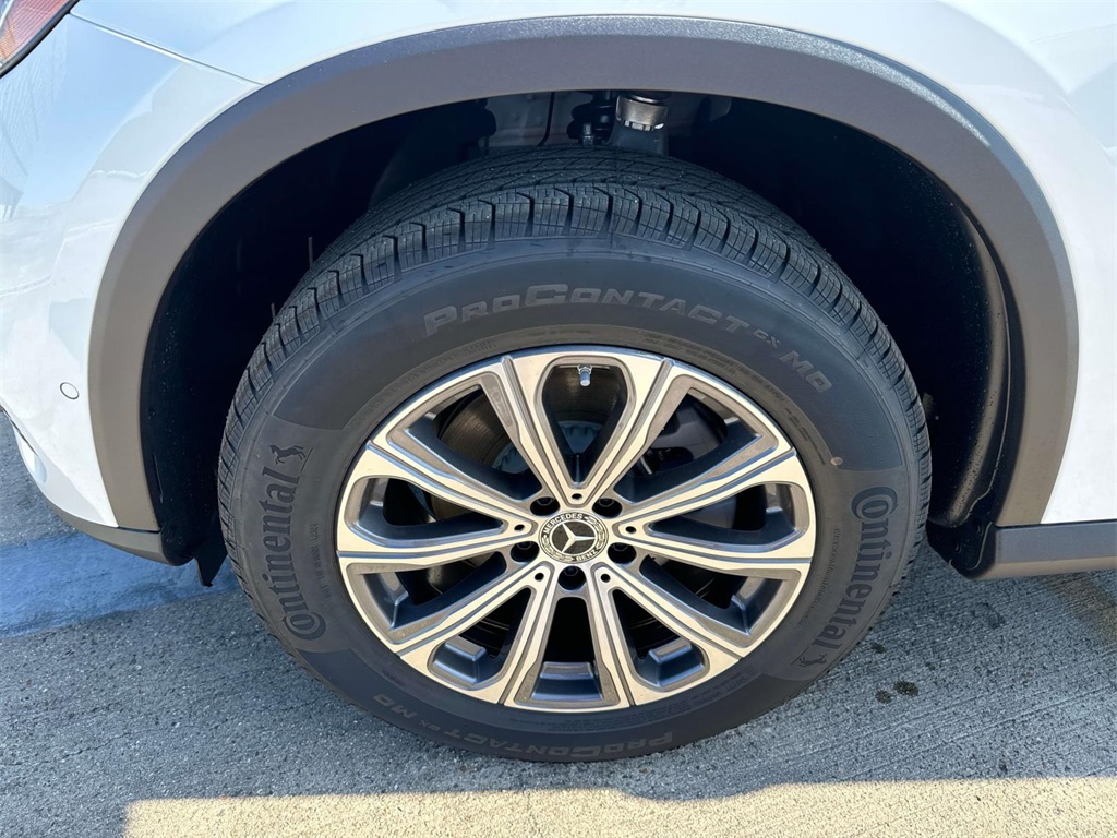 2025 Mercedes Benz GLC 300 photo 3