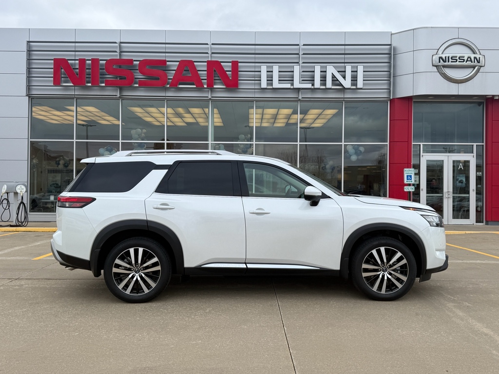 2025 Nissan Pathfinder Platinum's photo