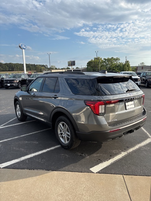 2025 Ford Explorer photo 5
