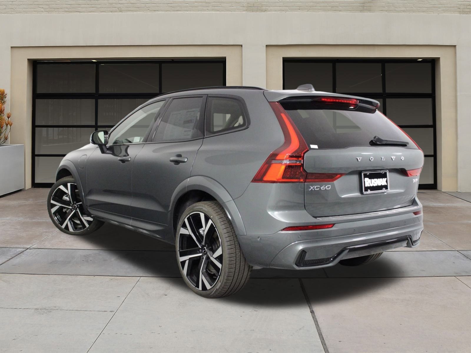 2026 Volvo XC60 Hybrid T8 photo 2