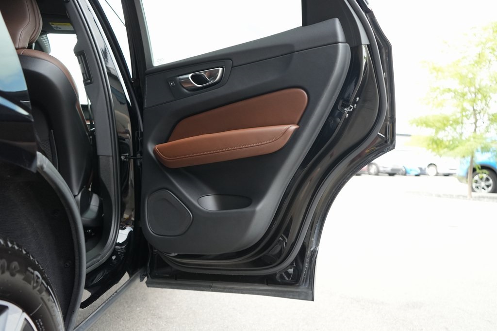 2023 Volvo XC60 B5 Plus photo 31