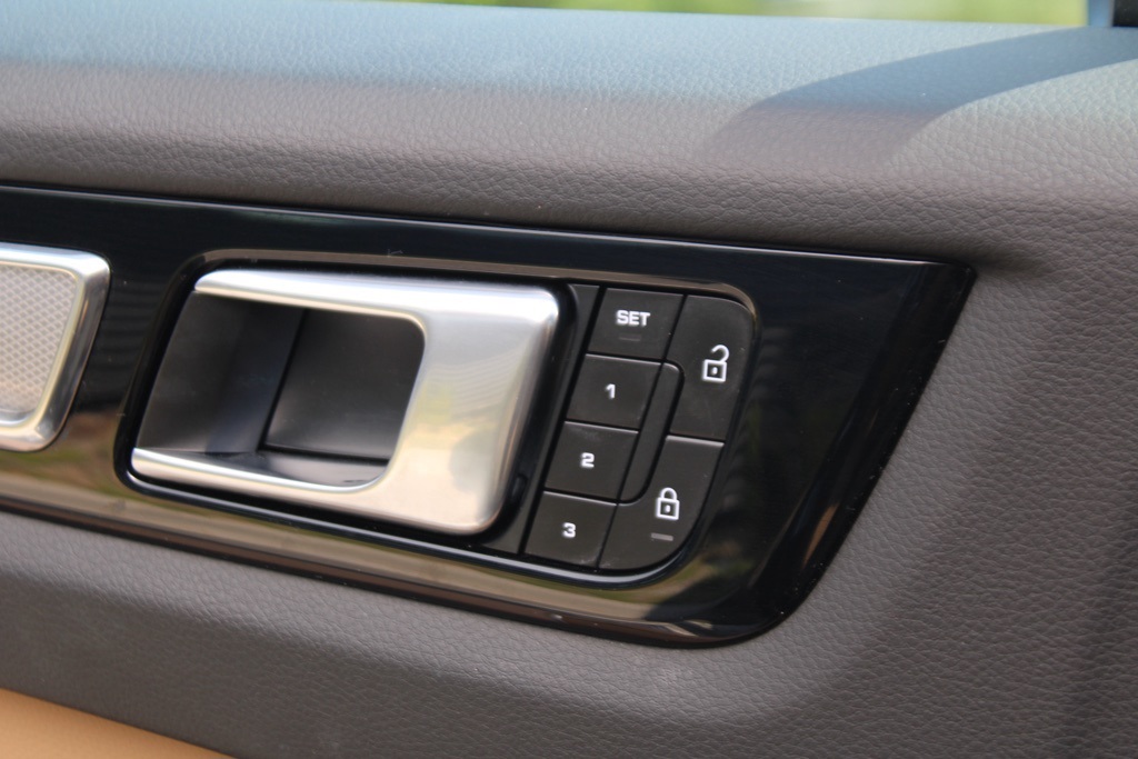 2023 Porsche Cayenne Platinum Edition photo 17