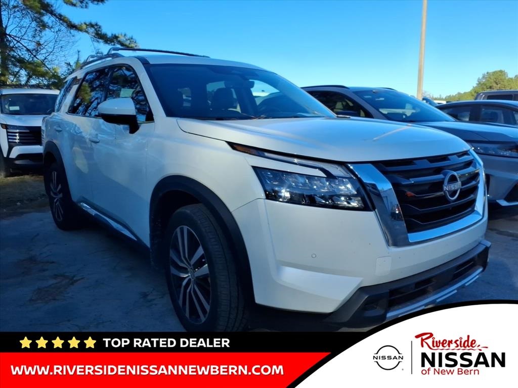 2024 Nissan Pathfinder Platinum's photo