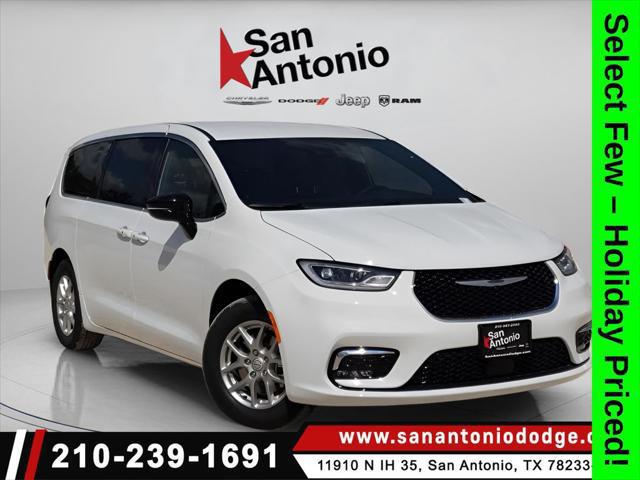 2026 Chrysler Pacifica Select's photo