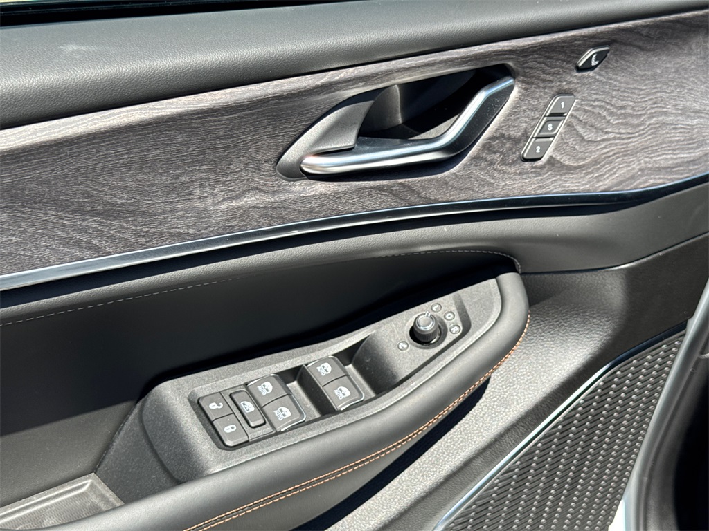 2025 Jeep Grand Cherokee Overland photo 29
