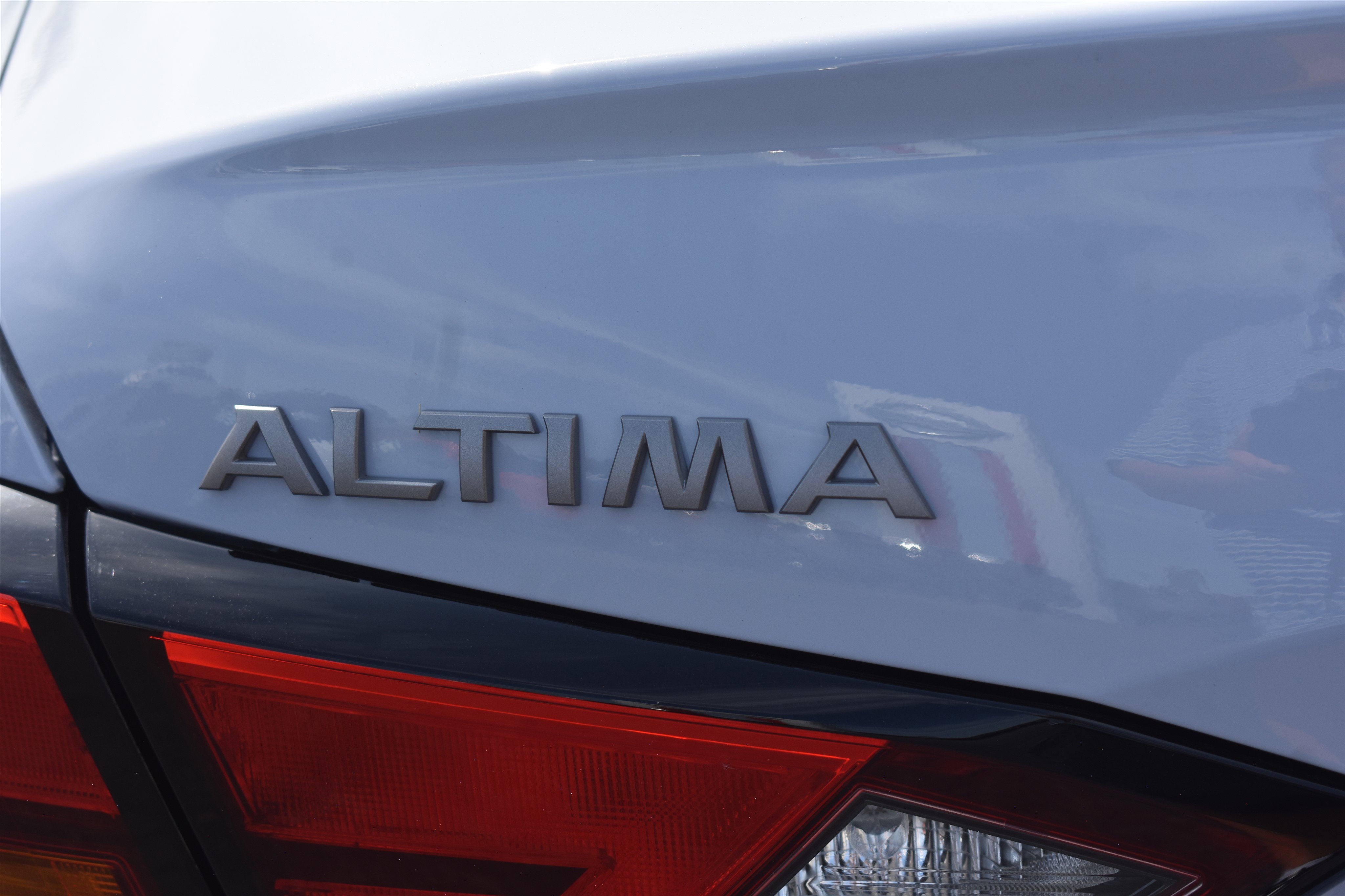 2025 Nissan Altima SR photo 2