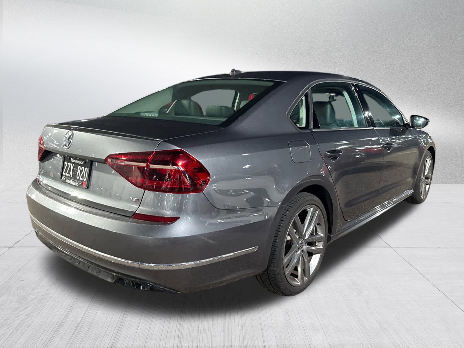 2018 Volkswagen Passat 2.0T S photo 4