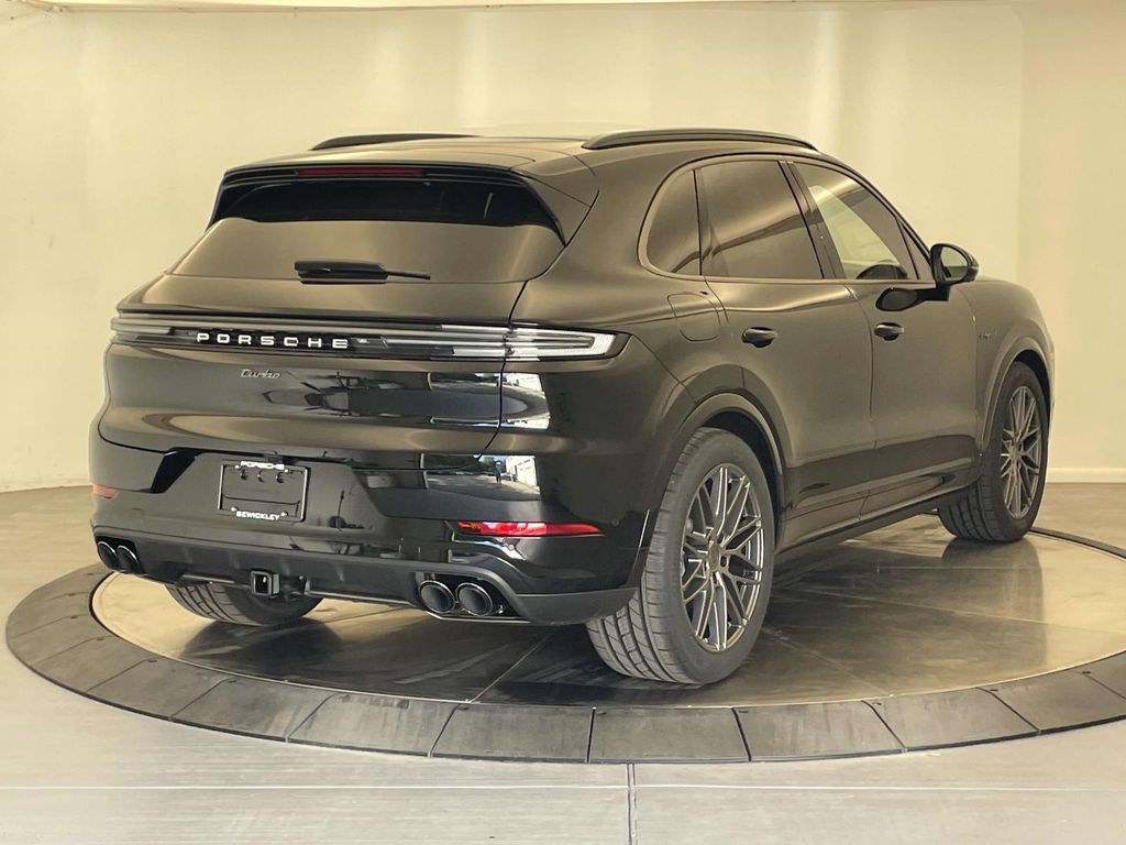 2025 Porsche Cayenne Turbo E-Hybrid photo 7
